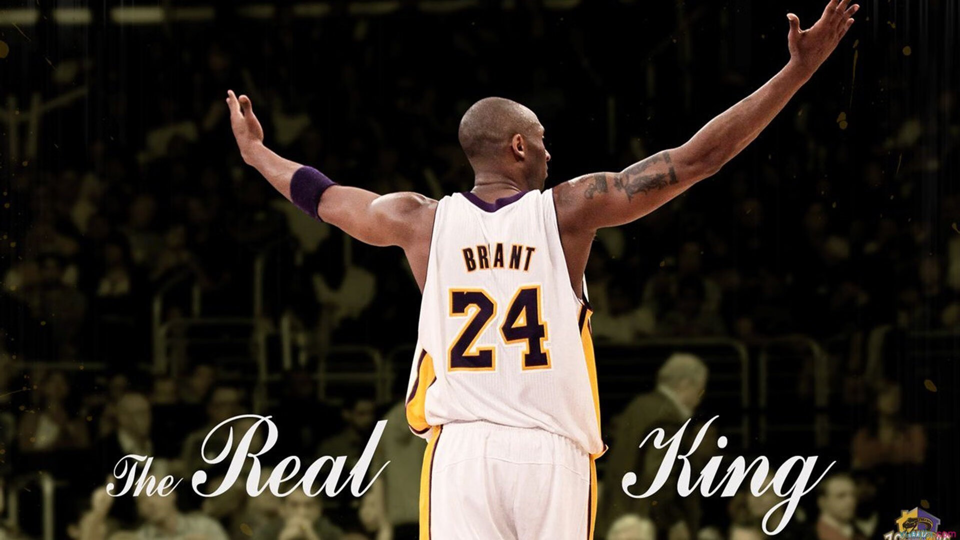 中锋与边锋配合默契,战术执行精准,边锋是中场还是前锋